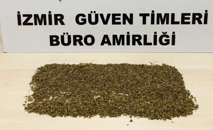 İzmir'de sokak arasında uyuşturucu ticaretine polis baskını