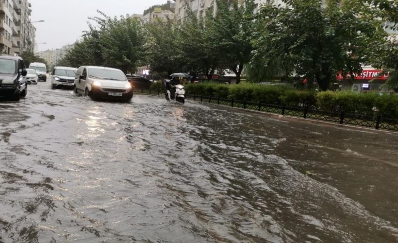 İzmir şiddetli sağanak caddeleri göle çevirdi