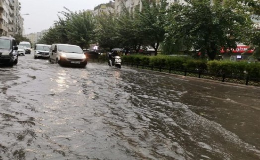 İzmir şiddetli sağanak caddeleri göle çevirdi