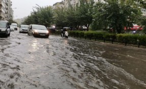İzmir şiddetli sağanak caddeleri göle çevirdi
