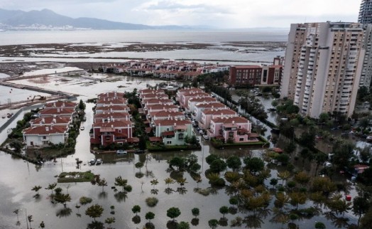 İzmir ve İstanbul’daki deniz taşkınlarına karşı kum torbalı önlem çağrısı