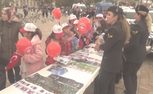 İzmir’de jandarma ile öğrenciler bir araya geldi