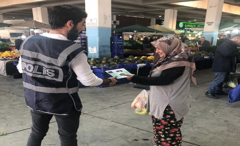 İzmir’de polis ‘kadına el kalkamaz’ broşürleri dağıttı