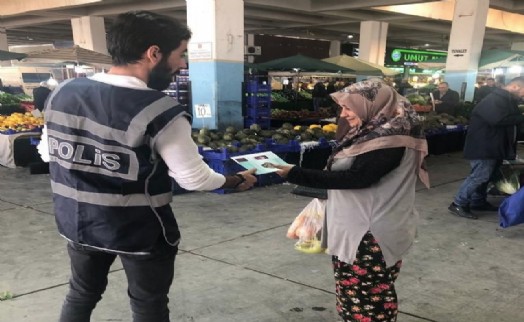 İzmir’de polis ‘kadına el kalkamaz’ broşürleri dağıttı