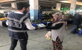 İzmir’de polis ‘kadına el kalkamaz’ broşürleri dağıttı