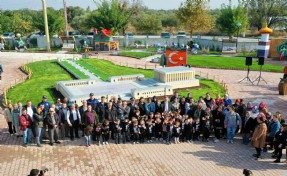 Kınıklı çocuklar Çocuk Köyü’ndeki Anıtkabir Miniatürk’te
