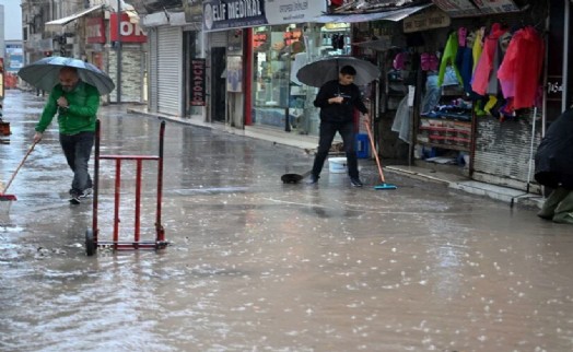 Meteoroloji'den 'sağanak' açıklaması: Soyer'den İzmirlilere uyarı