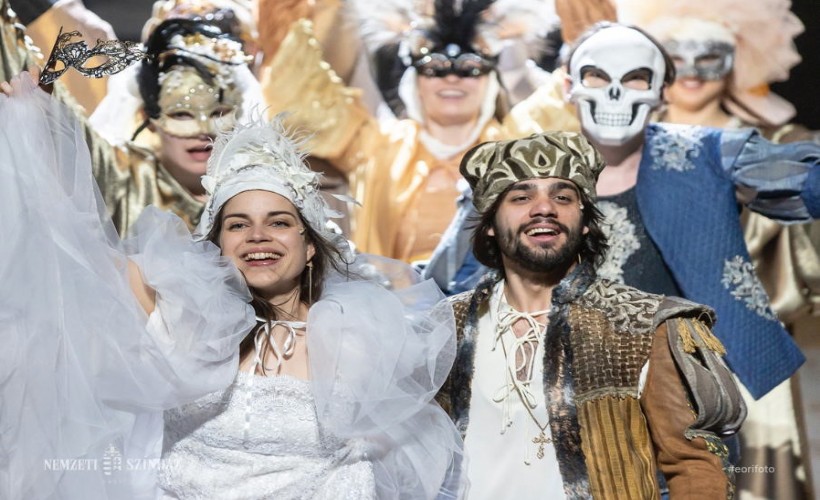 Romeo ve Juliet'i oynayan tiyatrocular balkondan düştü!
