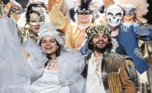 Romeo ve Juliet'i oynayan tiyatrocular balkondan düştü!