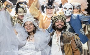 Romeo ve Juliet'i oynayan tiyatrocular balkondan düştü!