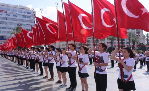 19 Mayıs İzmir'de coşkuyla kutlandı