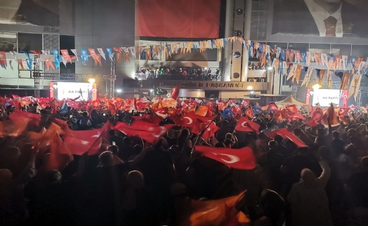 AK Parti İzmir’den seçim kutlaması