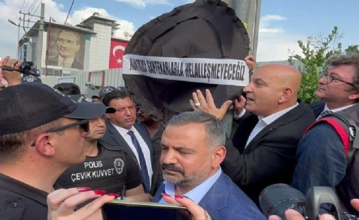 CHP İzmir İl Örgütünden AK Parti İzmir’e çelenk