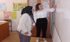 Depremzede öğretmenler, Seferihisar'da kadınlara okuma yazma öğretiyor