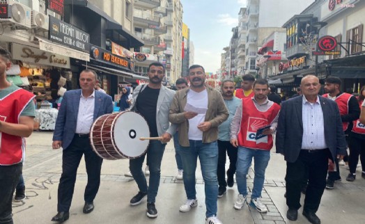 İzmir'de CHP'li gençlerden manili- davullu seçim çalışması