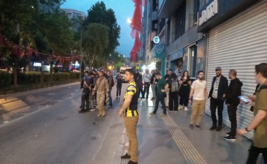İzmir'de CHP seçim ofisi önünde AK Partililerle CHP'liler arasında gerginlik!