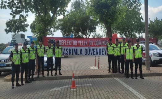 İzmir'de jandarma 300 reflektif yelek dağıttı