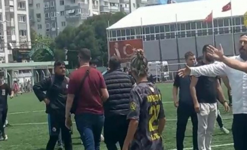 İzmir'de olaylı maç! Sahaya girip kadın futbolculara saldırdılar