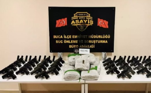 İzmir'de silah kaçakçılarının evinde 13 kilo uyuşturucu ele geçirildi