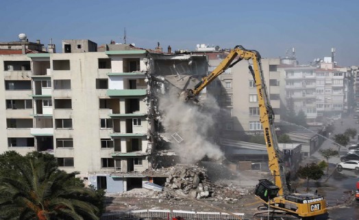 İzmir'in 40 yıllık 'Pisa Kuleleri' yıkıldı
