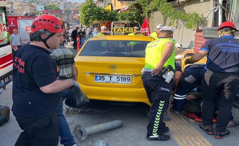 Konak'ta kaldırımda yürürken taksinin altında kaldı