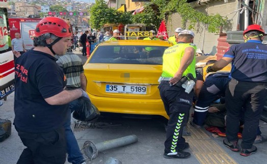 Konak'ta kaldırımda yürürken taksinin altında kaldı