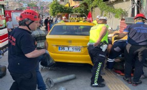 Konak'ta kaldırımda yürürken taksinin altında kaldı