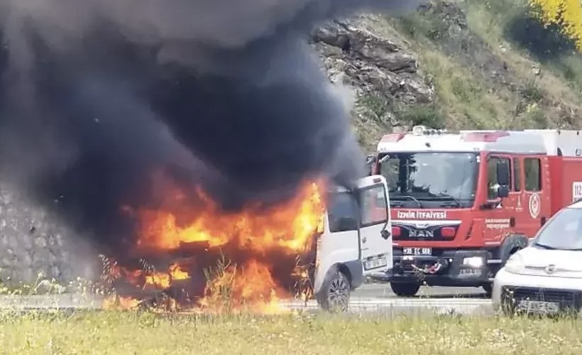 Seyir halindeki otomobil alev alev yandı