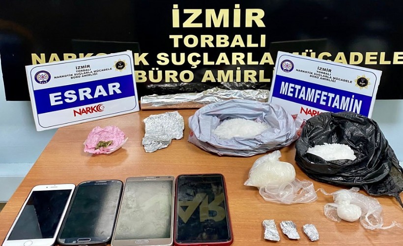 Kiraladıkları dairede uyuşturucu satarken yakalandılar
