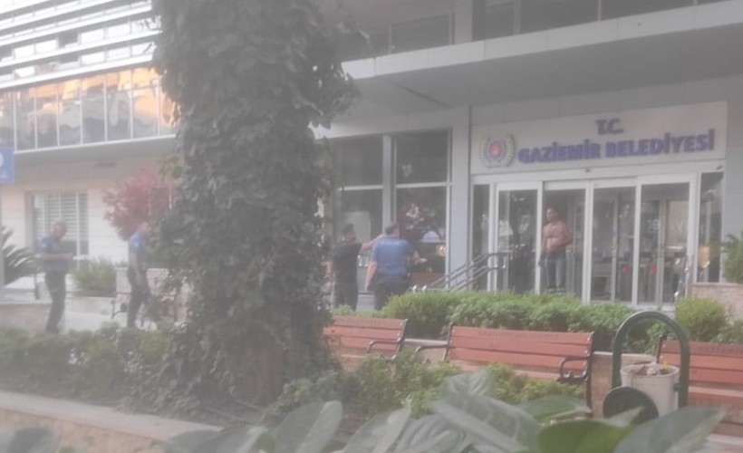 Gaziemir Belediyesi önünde hareketli dakikalar