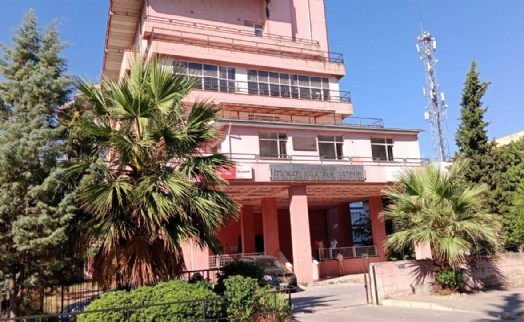 İzmir'de yıkım ihalesini alan firma, okula camı kırarak girdi
