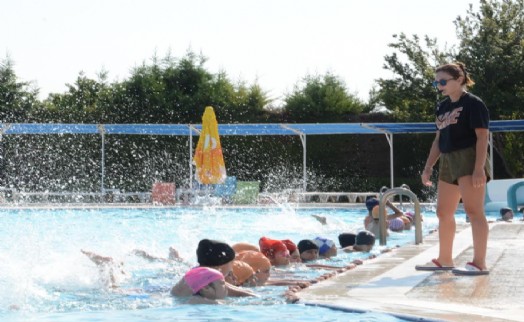 Torbalı Belediyesi’nde yüzme kursları başladı