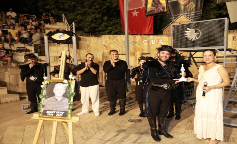 'Kargalar' oyunu tiyatroseverlerle buluştu