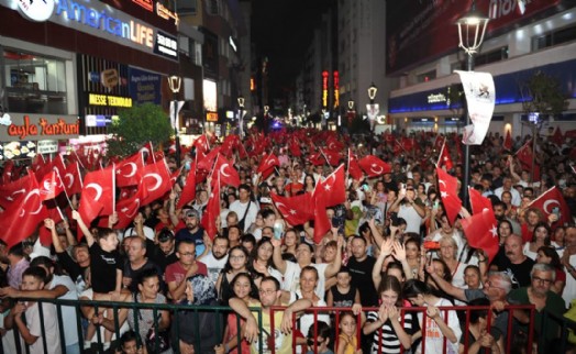 30 Ağustos Zafer Bayramı’nda Karşıyaka, gelincik tarlasına döndü