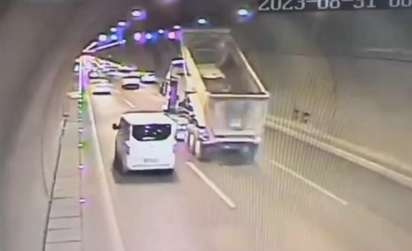 Damperi açık unutulan kamyonun yaptığı kaza kamerada