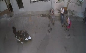 İzmir'de sokak ortasında silahlı saldırı kamerada