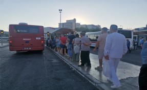 İzmir’de duraklarda ve trafikte grev yoğunluğu