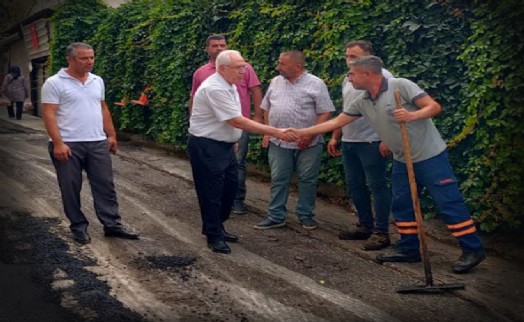 Karabağlar’da dört bir yanda asfaltlama