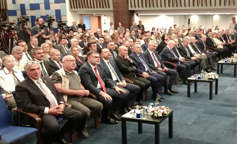 İzmir'deki 'iş dünyası' toplantısında protokol krizi