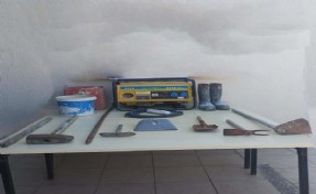 Foça‘da define için kaçak kazı yapan 2 kişi yakalandı