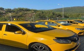 Foça‘da ticari taksiyle göçmen kaçakçılığı: 13 kişi tutuklandı