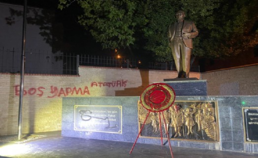 İzmir'de büyük provokasyon! Atatürk'e hakaret ve anıtına çirkin saldırı!