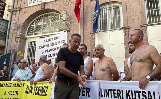 İzmir'de esnaftan yarı çıplak 'S plaka' eylemi