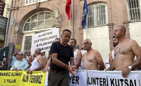 İzmir'de esnaftan yarı çıplak 'S plaka' eylemi