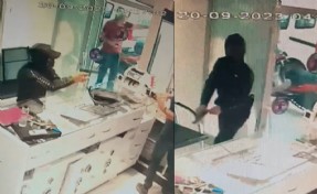 İzmir'de güpegündüz silahlı kuyumcu soygunu kamerada