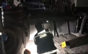 İzmir'de tırın akaryakıt deposundan yaklaşık 58 kilo uyuşturucu çıktı
