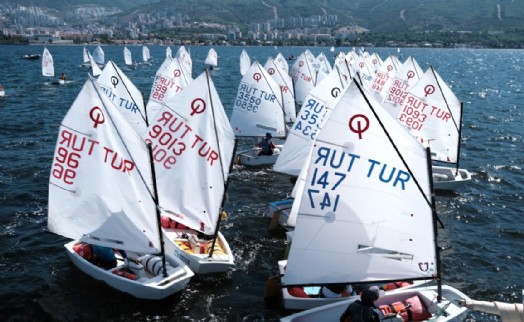 Narlıdere'den açılan yelkenler, İzmir Körfezi'nde görsel şölen yaşattı