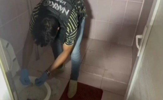 Uyuşturucuları klozete atıp saklamaya çalıştılar