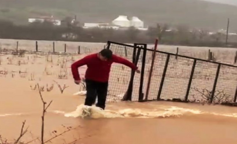 Aşırı yağış sonrası ovayı su bastı, araç su altında kaldı