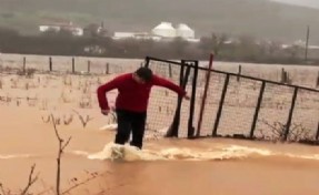 Aşırı yağış sonrası ovayı su bastı, araç su altında kaldı